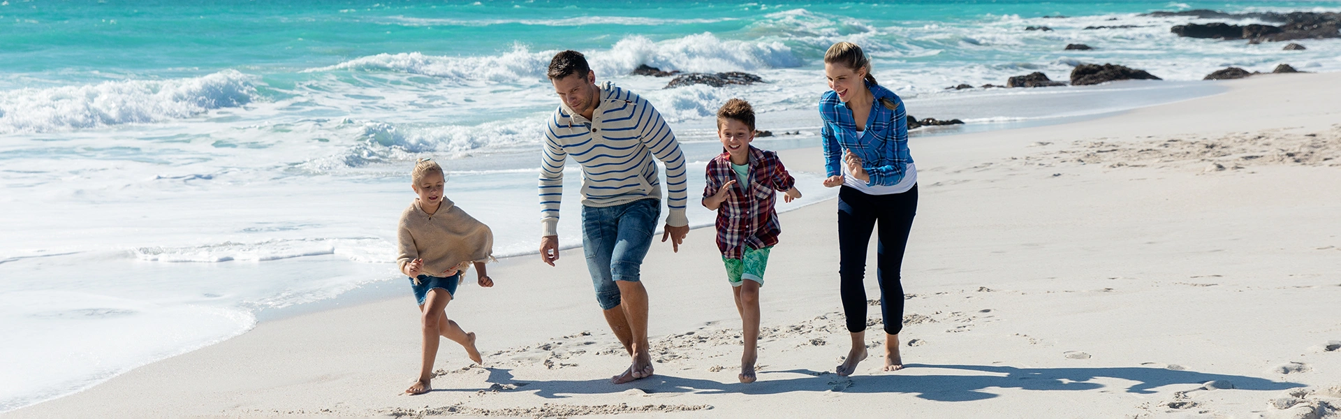 Banner - Familie läuft am Strand