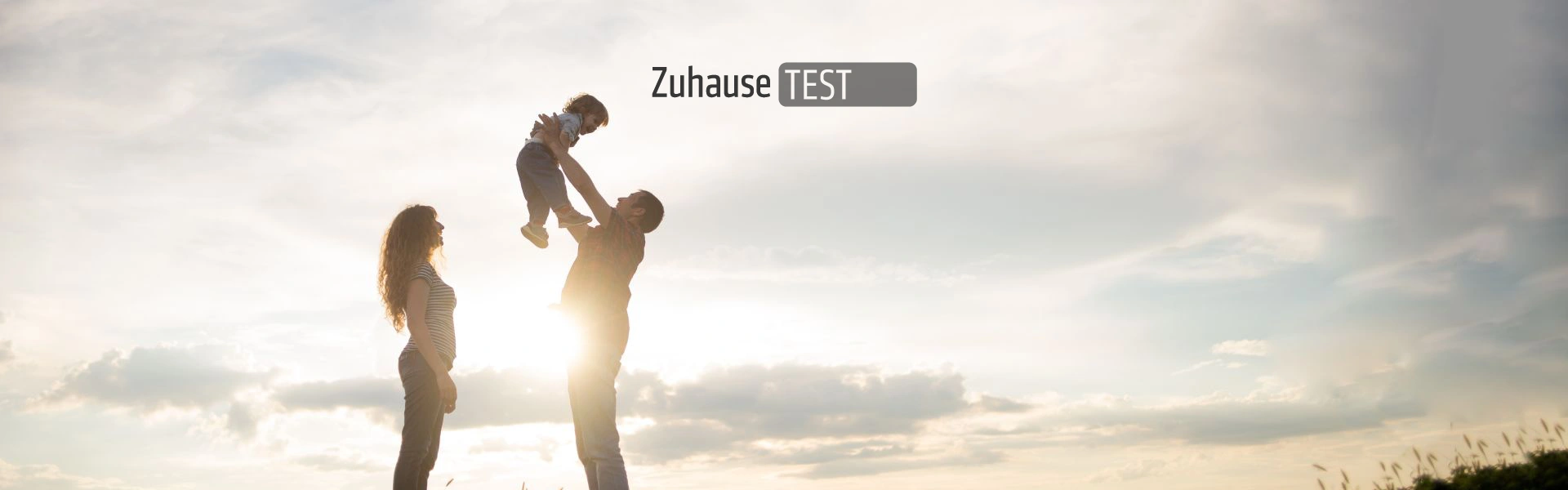Banner ZuhauseTEST Onlineshop - Mutter und Vater mit Kind